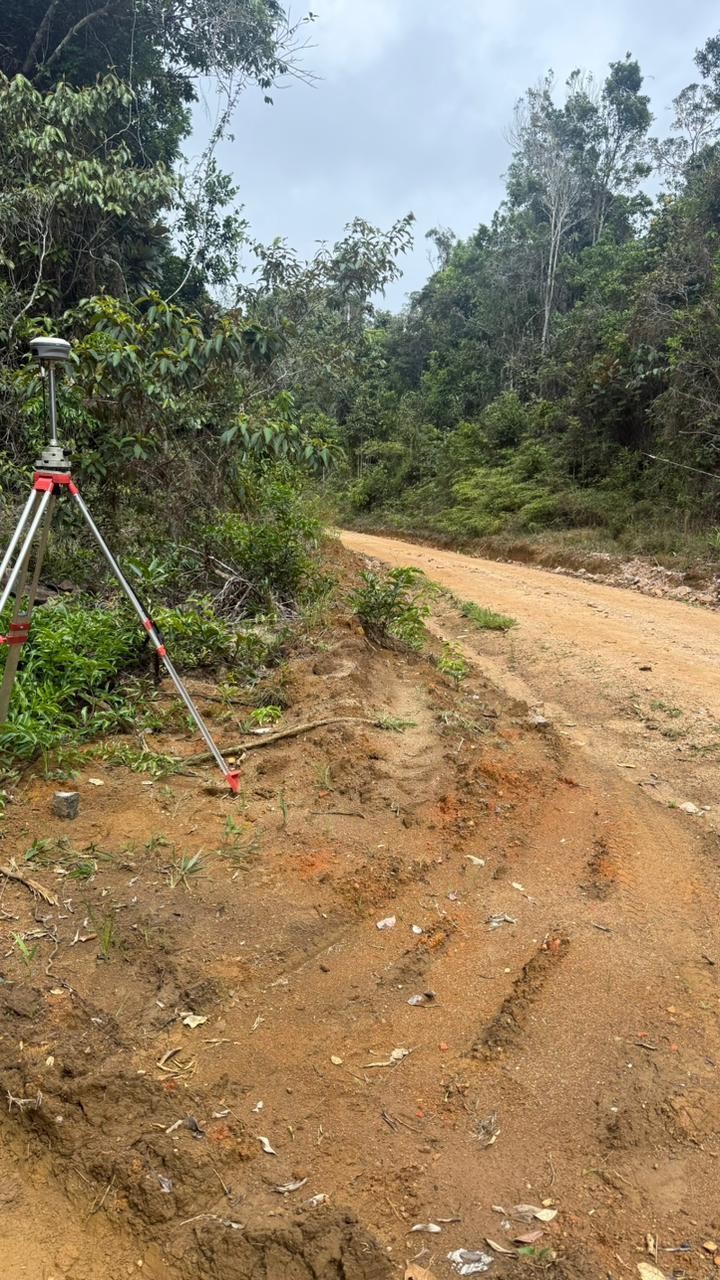 Equipamento GNSS utilizado durante o trabalho de campo na Fazenda Lujos Santa Maria.